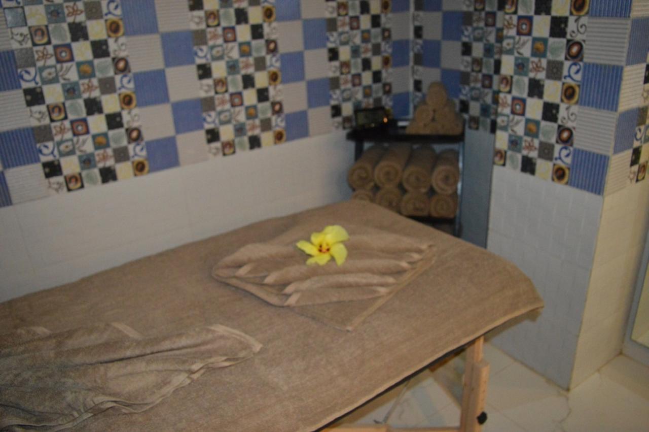 Sterling Agra Resort 3*